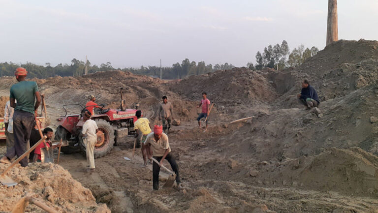 ランガプルでレンガ用の表土を燃やす行為が横行
