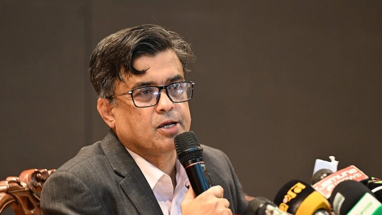 選挙をめぐる混乱を広めている人物のプロフィールは明らかだ：首席顧問の報道官