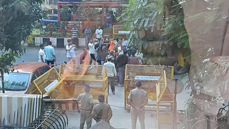 ムンバイのバングラデシュ大使館前でヒンドゥトヴァ団体が突然の抗議活動