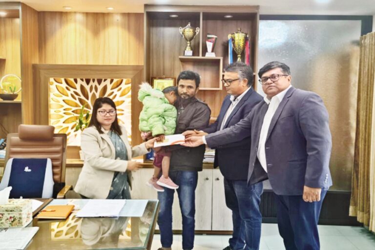 シュワプノ、道路脇から救出された子供に支援を延長