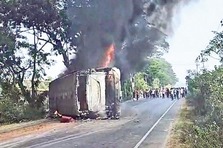 クミラのバス事故で4人死亡