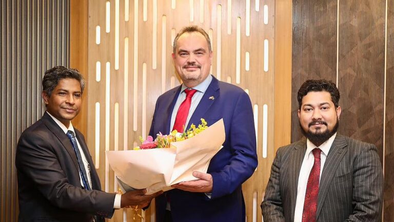 次期米国大使ブレント・クリステンセン氏がダッカに到着