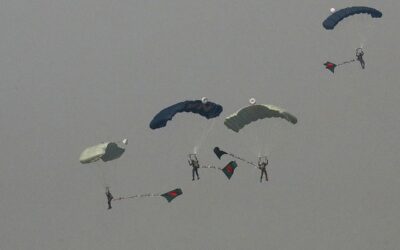 バングラデシュがパラシュートジャンプでギネス世界記録を樹立