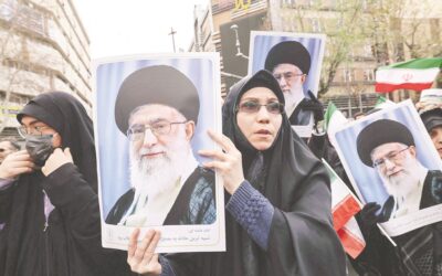 イランの女性たちは、イランの最高指導者アヤトラ・アリ・ハメネイの葬儀の際にその肖像を掲げている。