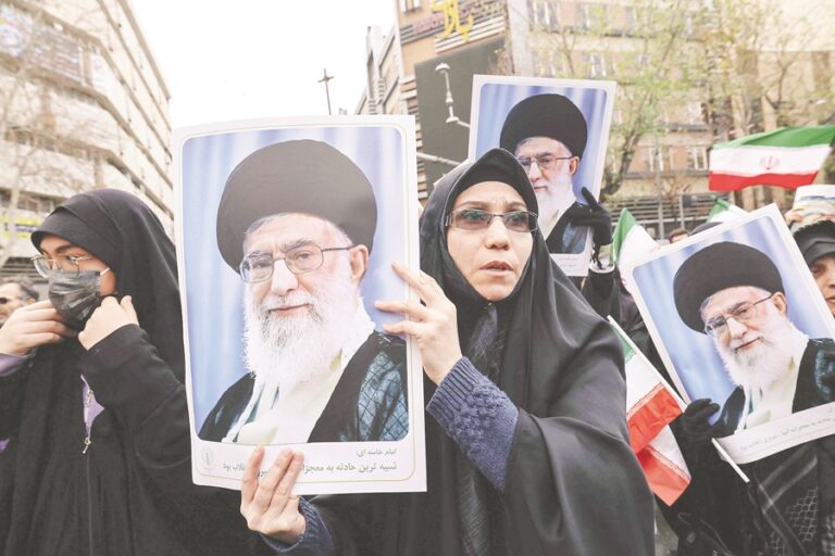 イランの女性たちは、イランの最高指導者アヤトラ・アリ・ハメネイの葬儀の際にその肖像を掲げている。