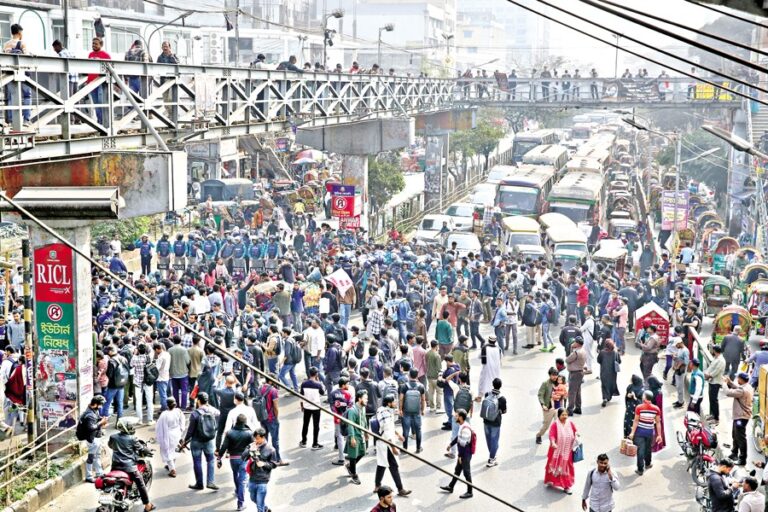 学生の道路封鎖が市内の交通混乱を引き起こす