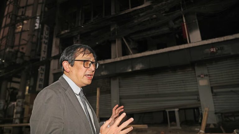 シンガポール臨時代理大使が懸念を表明、連帯してプロトム・アロを訪問