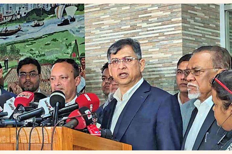 BNP常任委員のサラディン・アハメド氏が記者団に語る