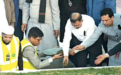 彼女はジア・ウディアンで夫の隣で休んでいる