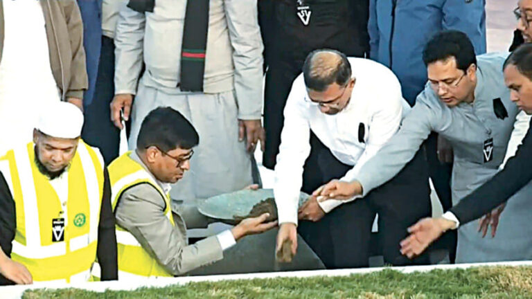 彼女はジア・ウディアンで夫の隣で休んでいる