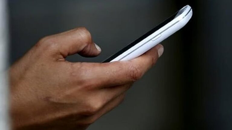 携帯電話の輸入税、製造税が引き下げられる