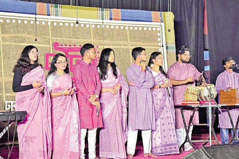 ダッカ大学文化協会が新しい「オイトリ」生を歓迎