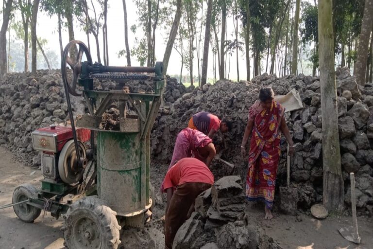 ボグラの陶工たちはわずかな収入で生き残るのに苦労している