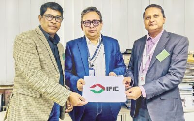 IFIC銀行、バングラデシュ銀行にスタートアップ資金小切手を渡す