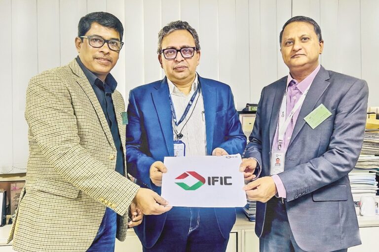IFIC銀行、バングラデシュ銀行にスタートアップ資金小切手を渡す