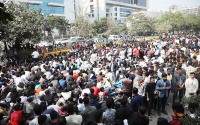 ジャティヤタバディ・チャトラ・ダル（JCD）は選挙管理委員会本部前で座り込みを行った。