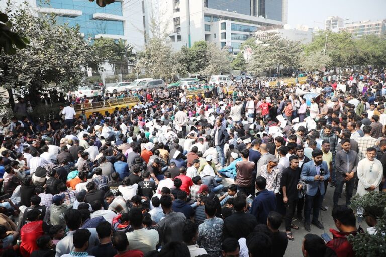 ジャティヤタバディ・チャトラ・ダル（JCD）は選挙管理委員会本部前で座り込みを行った。