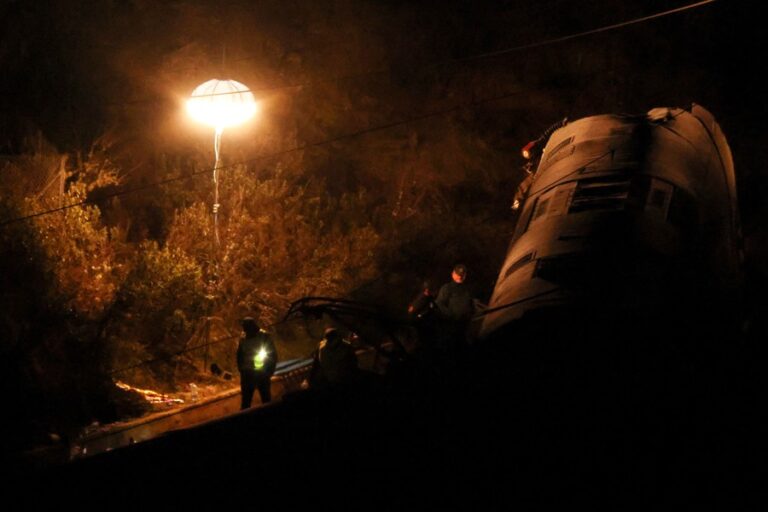 スペインの墜落事故で39人死亡