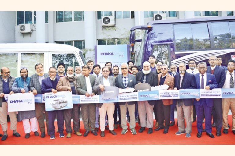 ダッカ銀行、シャヒード・ジアウル・ラーマン医療大学病院にバスを寄贈