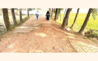 荒廃したジャショア道路で人々が苦しむ