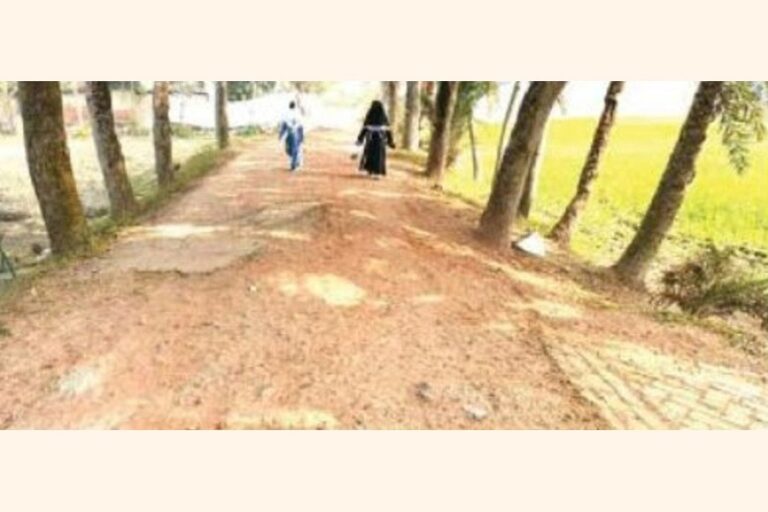 荒廃したジャショア道路で人々が苦しむ