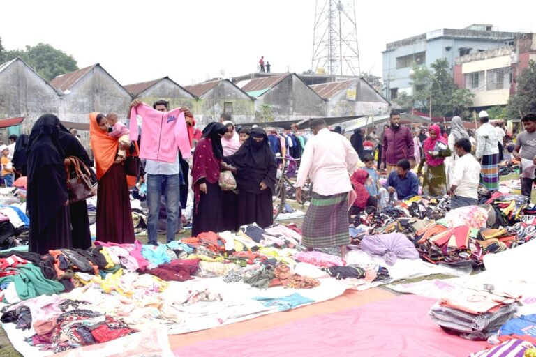 シンエアの古着屋「ハート」は、古着や低価格の冬物衣料で人気を集めている。