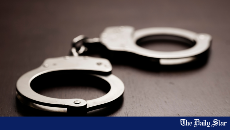 走行中のバス内での強姦容疑で運転手と介助者2人を逮捕