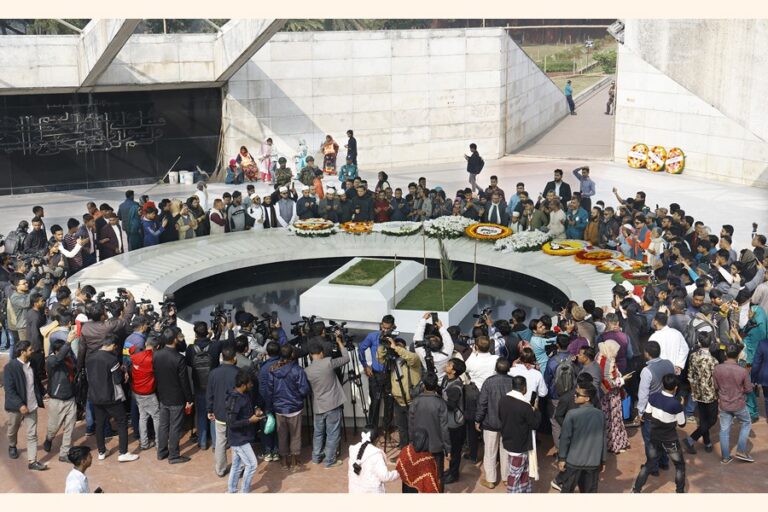 埋葬の翌日、数千人がカレダ・ジアの墓に弔意を表した。