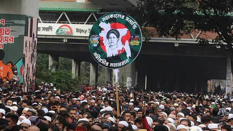 彼らはリーダーへの愛を示し、彼女の国への貢献を称え、歴史の証人となるために歩いていた。