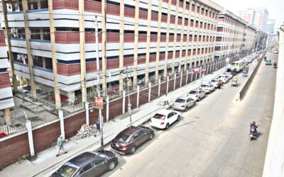 CNG供給不足の中、長い列に並ぶ車両