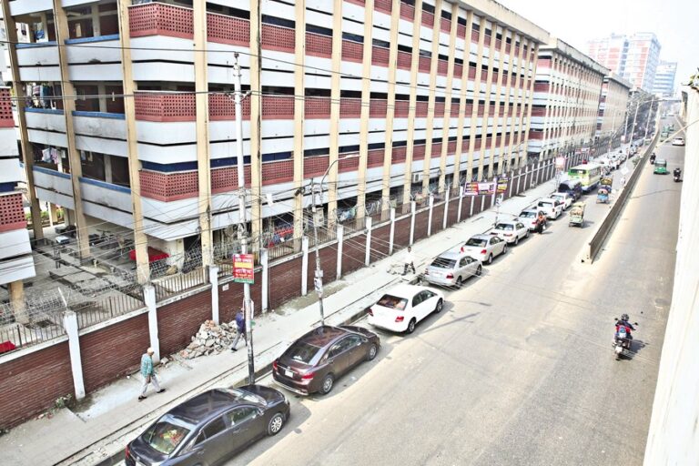 CNG供給不足の中、長い列に並ぶ車両