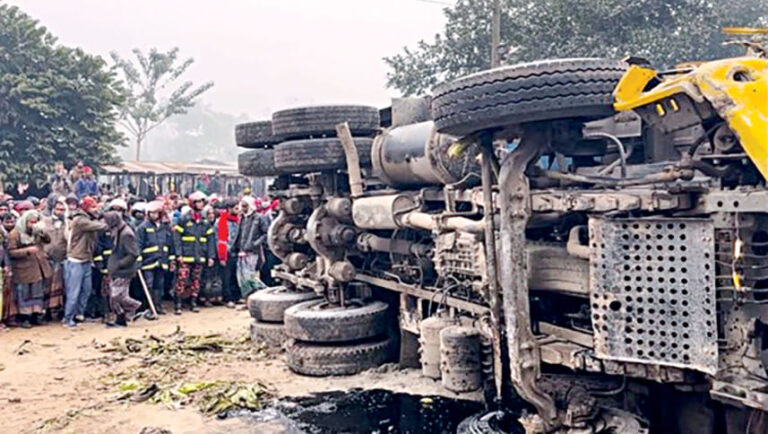 ダッカの交通事故で3人死亡
