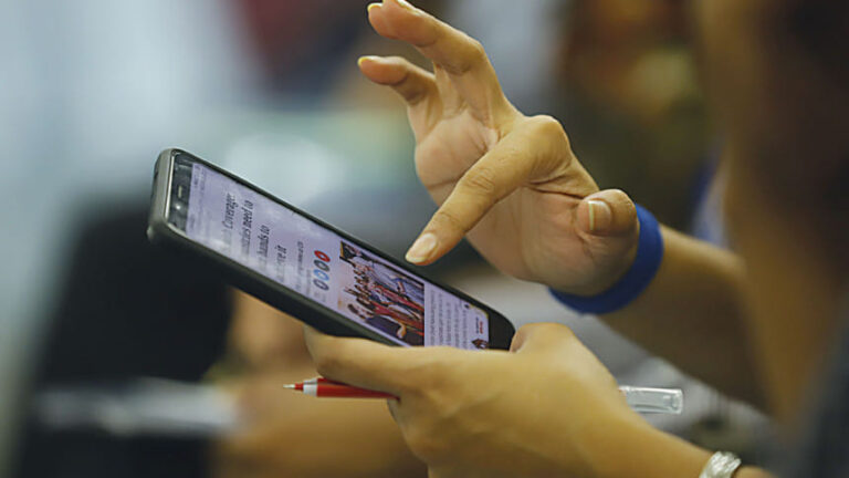 政府は携帯電話の輸入と製造に対する税金を大幅に削減