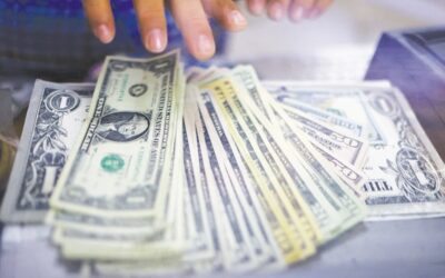 トランプ大統領の危険なドル安政策の背景には何があるのでしょうか?