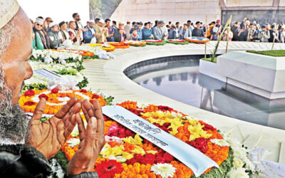 群衆がカレダ氏の墓前に集まり、追悼の意を表した