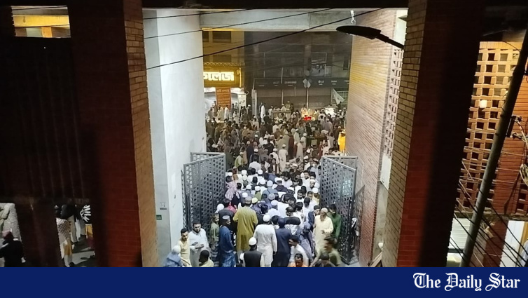 ダッカのアジンプール墓地はシャベ・バラットで一晩中起きている