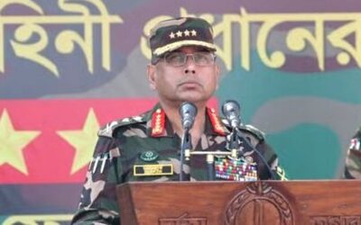 陸軍司令官がダッカの駐屯地を訪問し、指示を出す