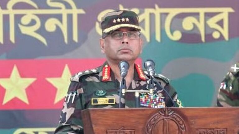 陸軍司令官がダッカの駐屯地を訪問し、指示を出す