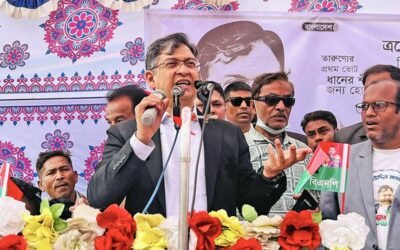 選挙集会で演説するサラディン・アハメド氏