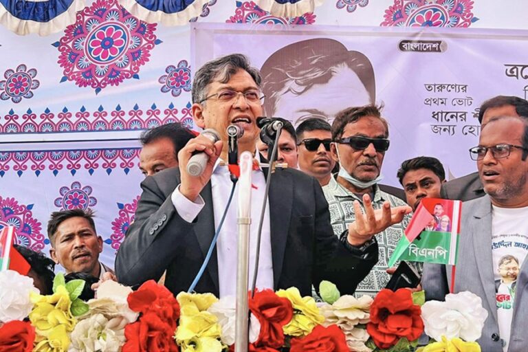 選挙集会で演説するサラディン・アハメド氏