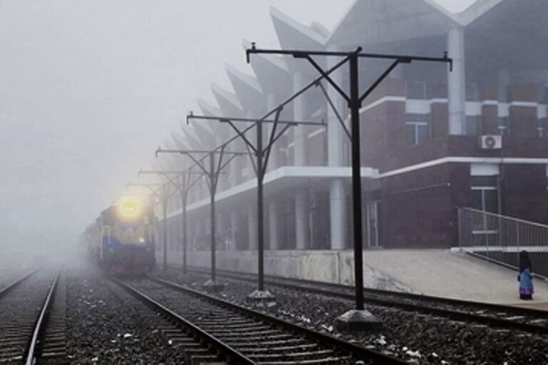 霧の中を進むのは目隠しをして運転するようなものだ