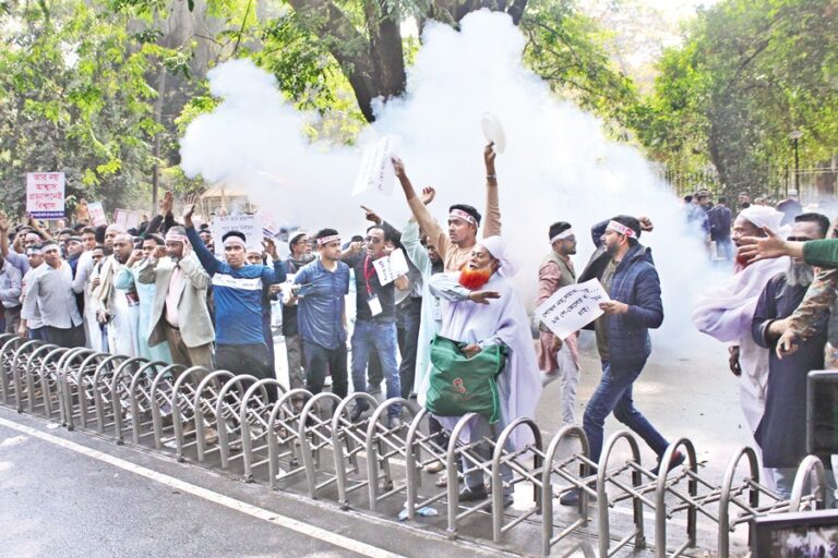 政府職員の給与水準、ハディ殺害に対する正義の要求が市内のデモを刺激