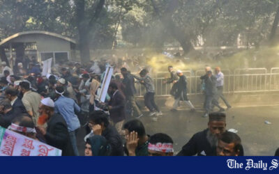 第9給与スケール：警察は抗議者を解散させるために放水砲や催涙ガスを使用