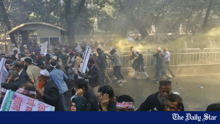 第9給与スケール：警察は抗議者を解散させるために放水砲や催涙ガスを使用