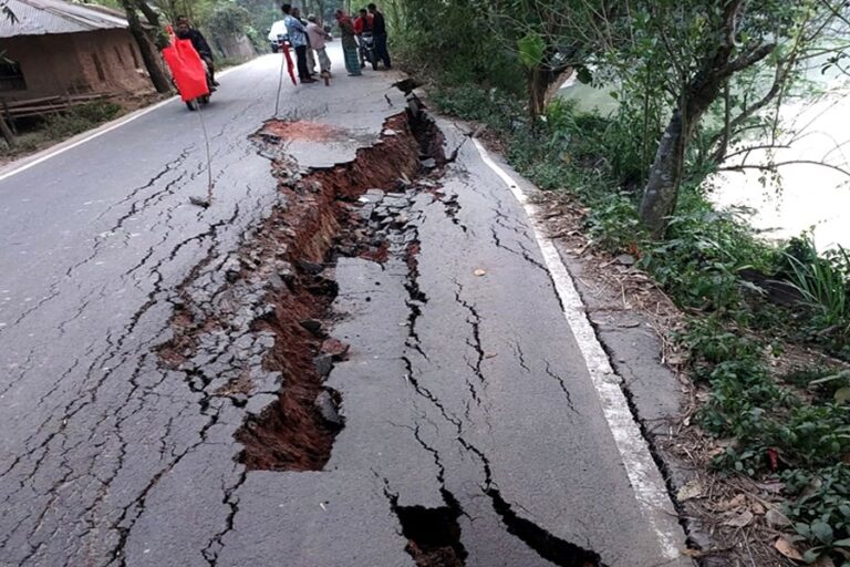 舗装道路300メートルが川に崩落