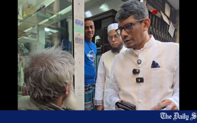 市内でのジャマート運動中に弁護士が現金を配布