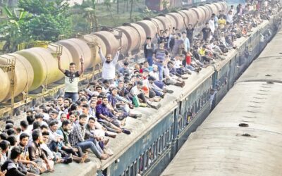 ダッカでは国政選挙を前に帰宅ラッシュが続く