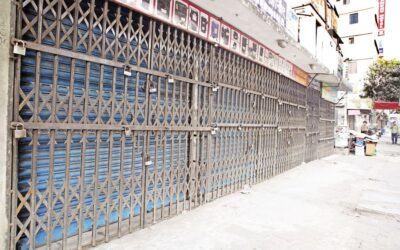 銀行、オフィス、商店など、ほぼすべての施設が閉鎖されたままである。