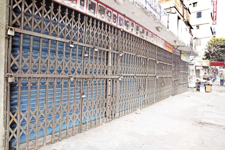 銀行、オフィス、商店など、ほぼすべての施設が閉鎖されたままである。