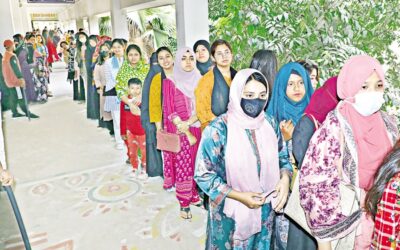 キルガオン・モデル・カレッジ・センターでは、投票者（ほとんどが若い女性）が列をなしている。